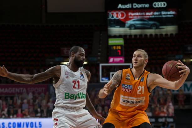 篮球赛场上 篮球赛场上