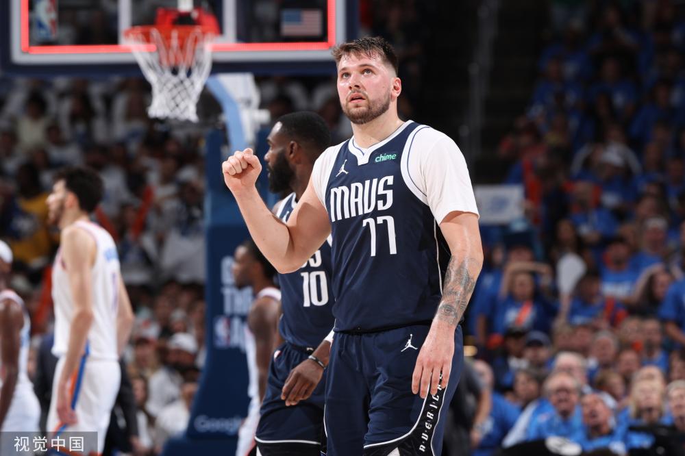 更是两人默 更是两人默